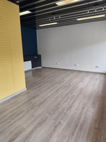 Local commercial dans une zone artisanale.