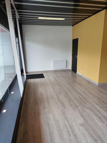 Local commercial dans une zone artisanale.