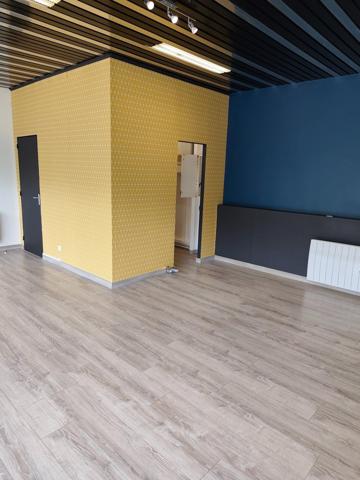 Local commercial dans une zone artisanale.