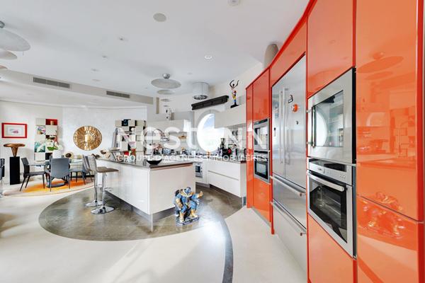 Exclusivité - Face à l'Hippodrome de Saint-Cloud - Comme une Maison - Terrasse - Cave - Parkings - Piscine