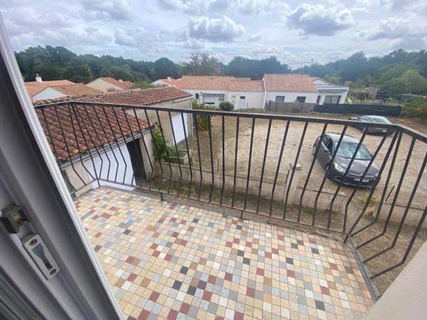 LE BOURG SOUS LA ROCHE 85000 RARISSIME APPARTEMENT DE TYPE 3 / 2 CHAMBRES AVEC BALCON ET GRAND GARAGE