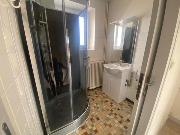 LE BOURG SOUS LA ROCHE 85000 RARISSIME APPARTEMENT DE TYPE 3 / 2 CHAMBRES AVEC BALCON ET GRAND GARAGE