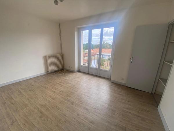 LE BOURG SOUS LA ROCHE 85000 RARISSIME APPARTEMENT DE TYPE 3 / 2 CHAMBRES AVEC BALCON ET GRAND GARAGE