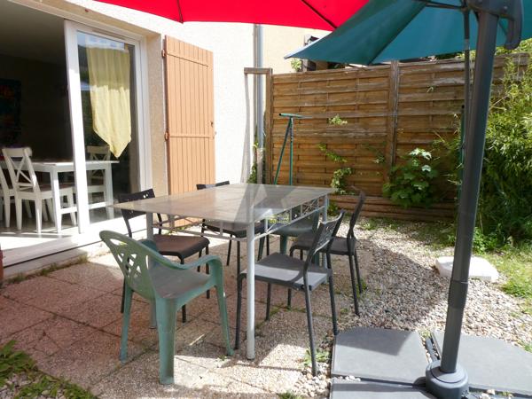 Maison de village avec garage et jardin