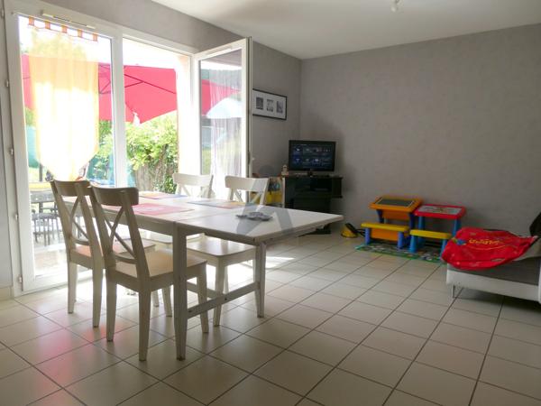 Maison de village avec garage et jardin