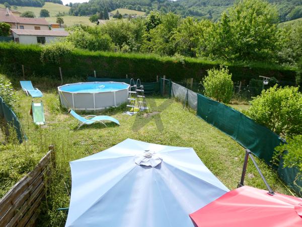 Maison de village avec garage et jardin