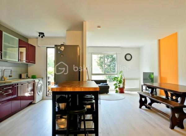Résidence l'Orée du bois, Appartement T4 situé en rez-de-chaussée au calme et dans un cadre arboré.

Venez découvrir cet appartement  fonctionnel, idéal pour un quotidien serein.
La pièce de vie avec une cuisine ouverte aménagée et équipée donnant l'accès à un balcon ( 3.50m²).
Côté nuit:  3 chambres avec placard ( 11-12-14m² ), une salle d'eau et un toilette separé.
Une place au parking en sous-sol complète le bien.

La copropriété a voté la rénovation énergétique globale, entièrement financée par le propriétaire.

Les plus :
Rénovation énergétique globale votée et financée par le propriétaire.
Gardienne sur place
Place de parking en sous-sol
Diagnostique électrique (aucunes anomalies)
Remises aux normes du tableau électrique 
Radiateurs changés 2022
Arrêt réseau TAO devant la résidence

Taxe foncière 2025 : 1525€

Pour organiser une visite, une seule à faire contactez-moi