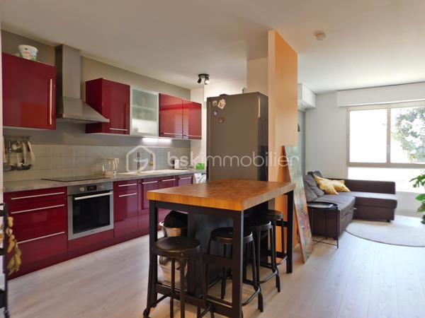 Résidence l'Orée du bois, Appartement T4 situé en rez-de-chaussée au calme et dans un cadre arboré.

Venez découvrir cet appartement  fonctionnel, idéal pour un quotidien serein.
La pièce de vie avec une cuisine ouverte aménagée et équipée donnant l'accès à un balcon ( 3.50m²).
Côté nuit:  3 chambres avec placard ( 11-12-14m² ), une salle d'eau et un toilette separé.
Une place au parking en sous-sol complète le bien.

La copropriété a voté la rénovation énergétique globale, entièrement financée par le propriétaire.

Les plus :
Rénovation énergétique globale votée et financée par le propriétaire.
Gardienne sur place
Place de parking en sous-sol
Diagnostique électrique (aucunes anomalies)
Remises aux normes du tableau électrique 
Radiateurs changés 2022
Arrêt réseau TAO devant la résidence

Taxe foncière 2025 : 1525€

Pour organiser une visite, une seule à faire contactez-moi