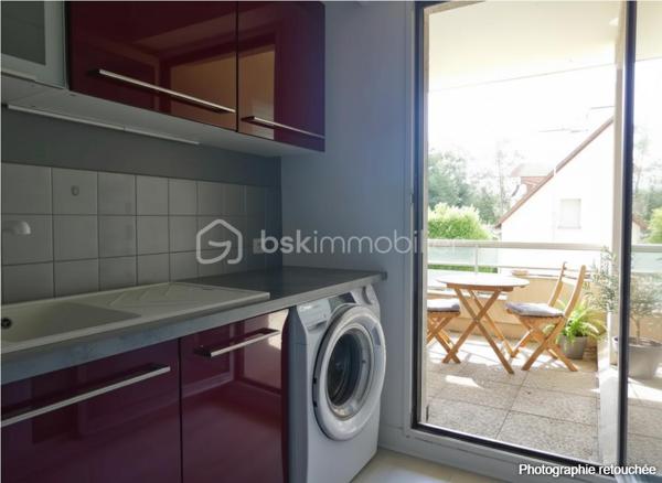 Résidence l'Orée du bois, Appartement T4 situé en rez-de-chaussée au calme et dans un cadre arboré.

Venez découvrir cet appartement  fonctionnel, idéal pour un quotidien serein.
La pièce de vie avec une cuisine ouverte aménagée et équipée donnant l'accès à un balcon ( 3.50m²).
Côté nuit:  3 chambres avec placard ( 11-12-14m² ), une salle d'eau et un toilette separé.
Une place au parking en sous-sol complète le bien.

La copropriété a voté la rénovation énergétique globale, entièrement financée par le propriétaire.

Les plus :
Rénovation énergétique globale votée et financée par le propriétaire.
Gardienne sur place
Place de parking en sous-sol
Diagnostique électrique (aucunes anomalies)
Remises aux normes du tableau électrique 
Radiateurs changés 2022
Arrêt réseau TAO devant la résidence

Taxe foncière 2025 : 1525€

Pour organiser une visite, une seule à faire contactez-moi