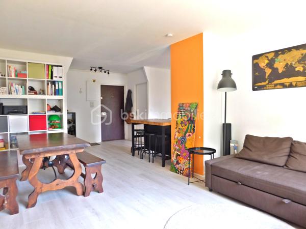 Résidence l'Orée du bois, Appartement T4 situé en rez-de-chaussée au calme et dans un cadre arboré.

Venez découvrir cet appartement  fonctionnel, idéal pour un quotidien serein.
La pièce de vie avec une cuisine ouverte aménagée et équipée donnant l'accès à un balcon ( 3.50m²).
Côté nuit:  3 chambres avec placard ( 11-12-14m² ), une salle d'eau et un toilette separé.
Une place au parking en sous-sol complète le bien.

La copropriété a voté la rénovation énergétique globale, entièrement financée par le propriétaire.

Les plus :
Rénovation énergétique globale votée et financée par le propriétaire.
Gardienne sur place
Place de parking en sous-sol
Diagnostique électrique (aucunes anomalies)
Remises aux normes du tableau électrique 
Radiateurs changés 2022
Arrêt réseau TAO devant la résidence

Taxe foncière 2025 : 1525€

Pour organiser une visite, une seule à faire contactez-moi
