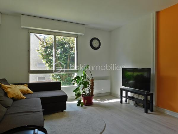 Résidence l'Orée du bois, Appartement T4 situé en rez-de-chaussée au calme et dans un cadre arboré.

Venez découvrir cet appartement  fonctionnel, idéal pour un quotidien serein.
La pièce de vie avec une cuisine ouverte aménagée et équipée donnant l'accès à un balcon ( 3.50m²).
Côté nuit:  3 chambres avec placard ( 11-12-14m² ), une salle d'eau et un toilette separé.
Une place au parking en sous-sol complète le bien.

La copropriété a voté la rénovation énergétique globale, entièrement financée par le propriétaire.

Les plus :
Rénovation énergétique globale votée et financée par le propriétaire.
Gardienne sur place
Place de parking en sous-sol
Diagnostique électrique (aucunes anomalies)
Remises aux normes du tableau électrique 
Radiateurs changés 2022
Arrêt réseau TAO devant la résidence

Taxe foncière 2025 : 1525€

Pour organiser une visite, une seule à faire contactez-moi