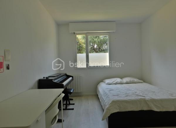 Résidence l'Orée du bois, Appartement T4 situé en rez-de-chaussée au calme et dans un cadre arboré.

Venez découvrir cet appartement  fonctionnel, idéal pour un quotidien serein.
La pièce de vie avec une cuisine ouverte aménagée et équipée donnant l'accès à un balcon ( 3.50m²).
Côté nuit:  3 chambres avec placard ( 11-12-14m² ), une salle d'eau et un toilette separé.
Une place au parking en sous-sol complète le bien.

La copropriété a voté la rénovation énergétique globale, entièrement financée par le propriétaire.

Les plus :
Rénovation énergétique globale votée et financée par le propriétaire.
Gardienne sur place
Place de parking en sous-sol
Diagnostique électrique (aucunes anomalies)
Remises aux normes du tableau électrique 
Radiateurs changés 2022
Arrêt réseau TAO devant la résidence

Taxe foncière 2025 : 1525€

Pour organiser une visite, une seule à faire contactez-moi