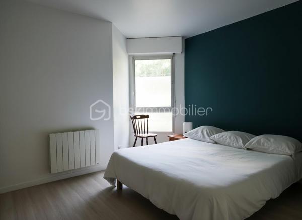 Résidence l'Orée du bois, Appartement T4 situé en rez-de-chaussée au calme et dans un cadre arboré.

Venez découvrir cet appartement  fonctionnel, idéal pour un quotidien serein.
La pièce de vie avec une cuisine ouverte aménagée et équipée donnant l'accès à un balcon ( 3.50m²).
Côté nuit:  3 chambres avec placard ( 11-12-14m² ), une salle d'eau et un toilette separé.
Une place au parking en sous-sol complète le bien.

La copropriété a voté la rénovation énergétique globale, entièrement financée par le propriétaire.

Les plus :
Rénovation énergétique globale votée et financée par le propriétaire.
Gardienne sur place
Place de parking en sous-sol
Diagnostique électrique (aucunes anomalies)
Remises aux normes du tableau électrique 
Radiateurs changés 2022
Arrêt réseau TAO devant la résidence

Taxe foncière 2025 : 1525€

Pour organiser une visite, une seule à faire contactez-moi