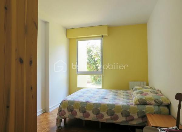 Résidence l'Orée du bois, Appartement T4 situé en rez-de-chaussée au calme et dans un cadre arboré.

Venez découvrir cet appartement  fonctionnel, idéal pour un quotidien serein.
La pièce de vie avec une cuisine ouverte aménagée et équipée donnant l'accès à un balcon ( 3.50m²).
Côté nuit:  3 chambres avec placard ( 11-12-14m² ), une salle d'eau et un toilette separé.
Une place au parking en sous-sol complète le bien.

La copropriété a voté la rénovation énergétique globale, entièrement financée par le propriétaire.

Les plus :
Rénovation énergétique globale votée et financée par le propriétaire.
Gardienne sur place
Place de parking en sous-sol
Diagnostique électrique (aucunes anomalies)
Remises aux normes du tableau électrique 
Radiateurs changés 2022
Arrêt réseau TAO devant la résidence

Taxe foncière 2025 : 1525€

Pour organiser une visite, une seule à faire contactez-moi