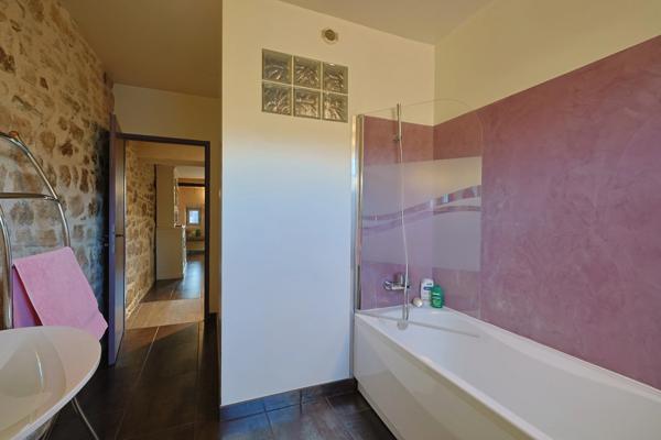 A vendre à SAINT HYMETIERE (39) Très belle maison de village