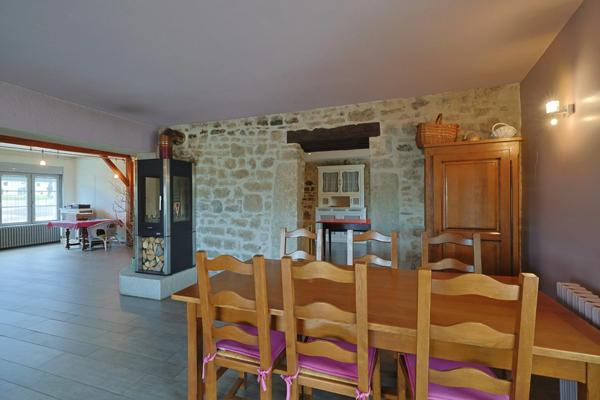 A vendre à SAINT HYMETIERE (39) Très belle maison de village