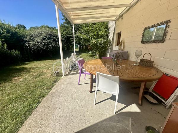 Découvrez cette charmante maison  située dans un quartier paisible de Laon. Érigée sur un terrain de 605 m², 
cette demeure offre un cadre de vie serein et agréable.
La maison se déploie sur 2 niveaux, comprenant 5 pièces dont 3 chambres confortables lumineuses et spacieuses.
Profitez d'une salle de bains, avec une douche et une baignoire. Un wc séparé. La cuisine fonctionnelle donne accès sur une double  véranda.
Le séjour lumineux et spacieux.
deux terrasses à l'extérieur, ainsi qu'un agréable jardin sans vis-àvis.
vous disposez également d'un passage pour garer votre voiture dans la cour arrière. et d'une cave.

À proximité, toutes les commodités nécessaires : commerces, écoles, et axes routiers faciles d'accès. La taxe foncière s'élève à 1000 €. 
Ce bien coup de cœur, est prêt à vous accueillir sans travaux à prévoir. 

Contactez Jamila Tajjjour pour plus d'informations sur cette opportunité unique de vivre à Laon.