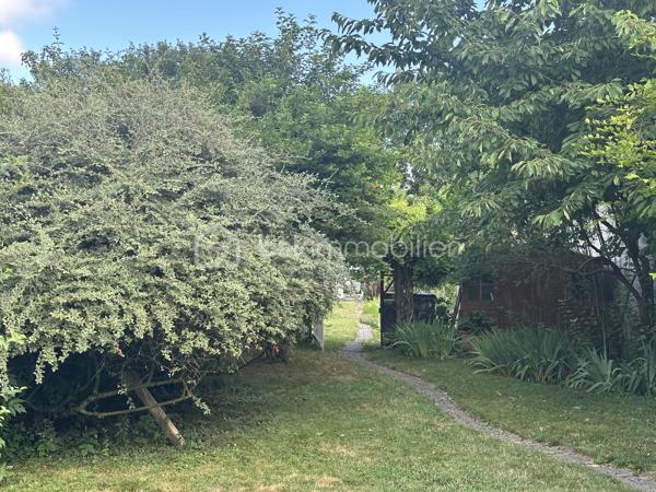 Découvrez cette charmante maison  située dans un quartier paisible de Laon. Érigée sur un terrain de 605 m², 
cette demeure offre un cadre de vie serein et agréable.
La maison se déploie sur 2 niveaux, comprenant 5 pièces dont 3 chambres confortables lumineuses et spacieuses.
Profitez d'une salle de bains, avec une douche et une baignoire. Un wc séparé. La cuisine fonctionnelle donne accès sur une double  véranda.
Le séjour lumineux et spacieux.
deux terrasses à l'extérieur, ainsi qu'un agréable jardin sans vis-àvis.
vous disposez également d'un passage pour garer votre voiture dans la cour arrière. et d'une cave.

À proximité, toutes les commodités nécessaires : commerces, écoles, et axes routiers faciles d'accès. La taxe foncière s'élève à 1000 €. 
Ce bien coup de cœur, est prêt à vous accueillir sans travaux à prévoir. 

Contactez Jamila Tajjjour pour plus d'informations sur cette opportunité unique de vivre à Laon.