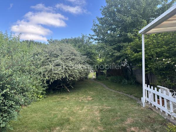 Découvrez cette charmante maison  située dans un quartier paisible de Laon. Érigée sur un terrain de 605 m², 
cette demeure offre un cadre de vie serein et agréable.
La maison se déploie sur 2 niveaux, comprenant 5 pièces dont 3 chambres confortables lumineuses et spacieuses.
Profitez d'une salle de bains, avec une douche et une baignoire. Un wc séparé. La cuisine fonctionnelle donne accès sur une double  véranda.
Le séjour lumineux et spacieux.
deux terrasses à l'extérieur, ainsi qu'un agréable jardin sans vis-àvis.
vous disposez également d'un passage pour garer votre voiture dans la cour arrière. et d'une cave.

À proximité, toutes les commodités nécessaires : commerces, écoles, et axes routiers faciles d'accès. La taxe foncière s'élève à 1000 €. 
Ce bien coup de cœur, est prêt à vous accueillir sans travaux à prévoir. 

Contactez Jamila Tajjjour pour plus d'informations sur cette opportunité unique de vivre à Laon.