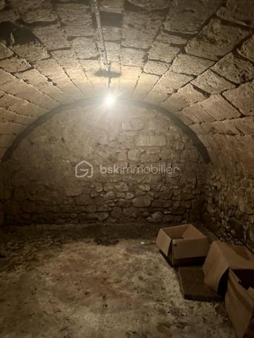 Découvrez cette charmante maison  située dans un quartier paisible de Laon. Érigée sur un terrain de 605 m², 
cette demeure offre un cadre de vie serein et agréable.
La maison se déploie sur 2 niveaux, comprenant 5 pièces dont 3 chambres confortables lumineuses et spacieuses.
Profitez d'une salle de bains, avec une douche et une baignoire. Un wc séparé. La cuisine fonctionnelle donne accès sur une double  véranda.
Le séjour lumineux et spacieux.
deux terrasses à l'extérieur, ainsi qu'un agréable jardin sans vis-àvis.
vous disposez également d'un passage pour garer votre voiture dans la cour arrière. et d'une cave.

À proximité, toutes les commodités nécessaires : commerces, écoles, et axes routiers faciles d'accès. La taxe foncière s'élève à 1000 €. 
Ce bien coup de cœur, est prêt à vous accueillir sans travaux à prévoir. 

Contactez Jamila Tajjjour pour plus d'informations sur cette opportunité unique de vivre à Laon.