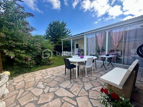 Découvrez cette charmante maison  située dans un quartier paisible de Laon. Érigée sur un terrain de 605 m², 
cette demeure offre un cadre de vie serein et agréable.
La maison se déploie sur 2 niveaux, comprenant 5 pièces dont 3 chambres confortables lumineuses et spacieuses.
Profitez d'une salle de bains, avec une douche et une baignoire. Un wc séparé. La cuisine fonctionnelle donne accès sur une double  véranda.
Le séjour lumineux et spacieux.
deux terrasses à l'extérieur, ainsi qu'un agréable jardin sans vis-àvis.
vous disposez également d'un passage pour garer votre voiture dans la cour arrière. et d'une cave.

À proximité, toutes les commodités nécessaires : commerces, écoles, et axes routiers faciles d'accès. La taxe foncière s'élève à 1000 €. 
Ce bien coup de cœur, est prêt à vous accueillir sans travaux à prévoir. 

Contactez Jamila Tajjjour pour plus d'informations sur cette opportunité unique de vivre à Laon.