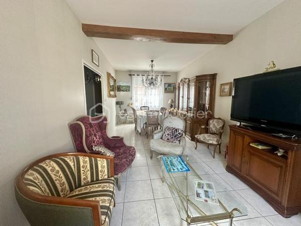 Découvrez cette charmante maison  située dans un quartier paisible de Laon. Érigée sur un terrain de 605 m², 
cette demeure offre un cadre de vie serein et agréable.
La maison se déploie sur 2 niveaux, comprenant 5 pièces dont 3 chambres confortables lumineuses et spacieuses.
Profitez d'une salle de bains, avec une douche et une baignoire. Un wc séparé. La cuisine fonctionnelle donne accès sur une double  véranda.
Le séjour lumineux et spacieux.
deux terrasses à l'extérieur, ainsi qu'un agréable jardin sans vis-àvis.
vous disposez également d'un passage pour garer votre voiture dans la cour arrière. et d'une cave.

À proximité, toutes les commodités nécessaires : commerces, écoles, et axes routiers faciles d'accès. La taxe foncière s'élève à 1000 €. 
Ce bien coup de cœur, est prêt à vous accueillir sans travaux à prévoir. 

Contactez Jamila Tajjjour pour plus d'informations sur cette opportunité unique de vivre à Laon.