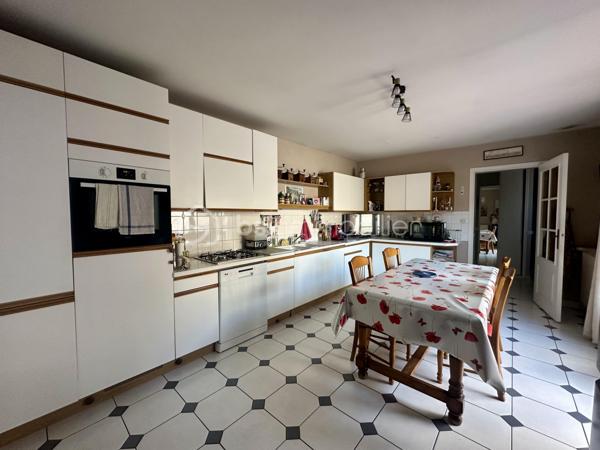 Découvrez cette charmante maison  située dans un quartier paisible de Laon. Érigée sur un terrain de 605 m², 
cette demeure offre un cadre de vie serein et agréable.
La maison se déploie sur 2 niveaux, comprenant 5 pièces dont 3 chambres confortables lumineuses et spacieuses.
Profitez d'une salle de bains, avec une douche et une baignoire. Un wc séparé. La cuisine fonctionnelle donne accès sur une double  véranda.
Le séjour lumineux et spacieux.
deux terrasses à l'extérieur, ainsi qu'un agréable jardin sans vis-àvis.
vous disposez également d'un passage pour garer votre voiture dans la cour arrière. et d'une cave.

À proximité, toutes les commodités nécessaires : commerces, écoles, et axes routiers faciles d'accès. La taxe foncière s'élève à 1000 €. 
Ce bien coup de cœur, est prêt à vous accueillir sans travaux à prévoir. 

Contactez Jamila Tajjjour pour plus d'informations sur cette opportunité unique de vivre à Laon.