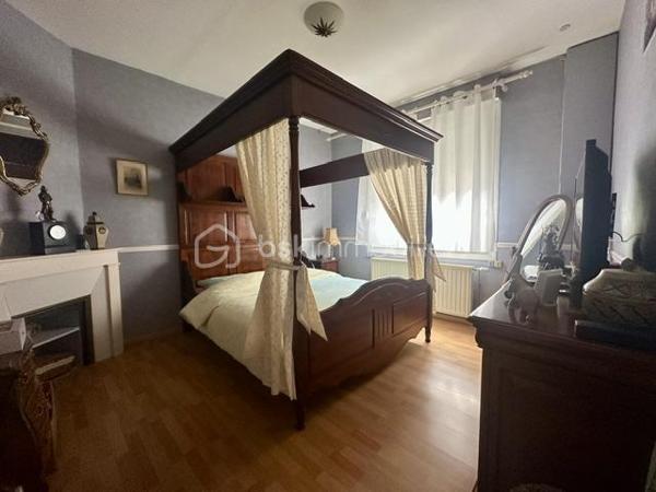 Découvrez cette charmante maison  située dans un quartier paisible de Laon. Érigée sur un terrain de 605 m², 
cette demeure offre un cadre de vie serein et agréable.
La maison se déploie sur 2 niveaux, comprenant 5 pièces dont 3 chambres confortables lumineuses et spacieuses.
Profitez d'une salle de bains, avec une douche et une baignoire. Un wc séparé. La cuisine fonctionnelle donne accès sur une double  véranda.
Le séjour lumineux et spacieux.
deux terrasses à l'extérieur, ainsi qu'un agréable jardin sans vis-àvis.
vous disposez également d'un passage pour garer votre voiture dans la cour arrière. et d'une cave.

À proximité, toutes les commodités nécessaires : commerces, écoles, et axes routiers faciles d'accès. La taxe foncière s'élève à 1000 €. 
Ce bien coup de cœur, est prêt à vous accueillir sans travaux à prévoir. 

Contactez Jamila Tajjjour pour plus d'informations sur cette opportunité unique de vivre à Laon.