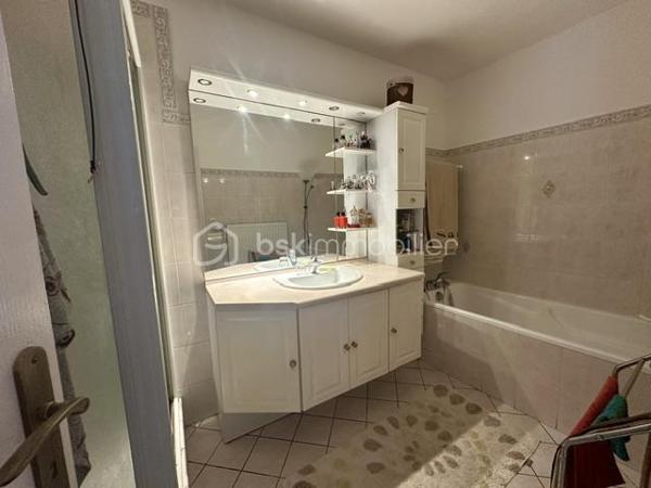 Découvrez cette charmante maison  située dans un quartier paisible de Laon. Érigée sur un terrain de 605 m², 
cette demeure offre un cadre de vie serein et agréable.
La maison se déploie sur 2 niveaux, comprenant 5 pièces dont 3 chambres confortables lumineuses et spacieuses.
Profitez d'une salle de bains, avec une douche et une baignoire. Un wc séparé. La cuisine fonctionnelle donne accès sur une double  véranda.
Le séjour lumineux et spacieux.
deux terrasses à l'extérieur, ainsi qu'un agréable jardin sans vis-àvis.
vous disposez également d'un passage pour garer votre voiture dans la cour arrière. et d'une cave.

À proximité, toutes les commodités nécessaires : commerces, écoles, et axes routiers faciles d'accès. La taxe foncière s'élève à 1000 €. 
Ce bien coup de cœur, est prêt à vous accueillir sans travaux à prévoir. 

Contactez Jamila Tajjjour pour plus d'informations sur cette opportunité unique de vivre à Laon.