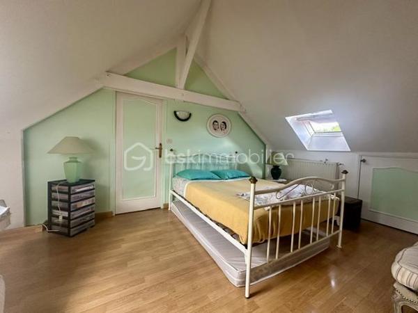 Découvrez cette charmante maison  située dans un quartier paisible de Laon. Érigée sur un terrain de 605 m², 
cette demeure offre un cadre de vie serein et agréable.
La maison se déploie sur 2 niveaux, comprenant 5 pièces dont 3 chambres confortables lumineuses et spacieuses.
Profitez d'une salle de bains, avec une douche et une baignoire. Un wc séparé. La cuisine fonctionnelle donne accès sur une double  véranda.
Le séjour lumineux et spacieux.
deux terrasses à l'extérieur, ainsi qu'un agréable jardin sans vis-àvis.
vous disposez également d'un passage pour garer votre voiture dans la cour arrière. et d'une cave.

À proximité, toutes les commodités nécessaires : commerces, écoles, et axes routiers faciles d'accès. La taxe foncière s'élève à 1000 €. 
Ce bien coup de cœur, est prêt à vous accueillir sans travaux à prévoir. 

Contactez Jamila Tajjjour pour plus d'informations sur cette opportunité unique de vivre à Laon.