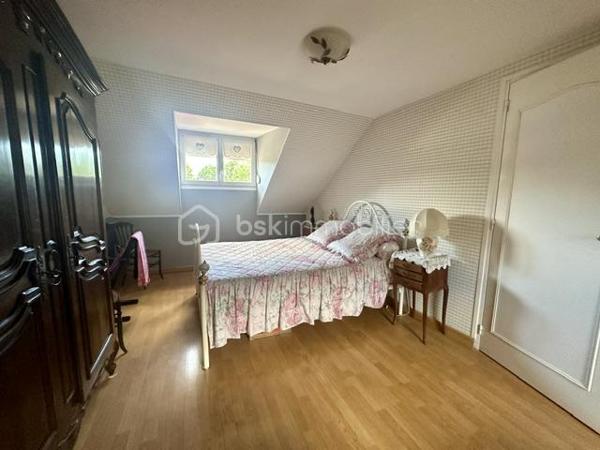 Découvrez cette charmante maison  située dans un quartier paisible de Laon. Érigée sur un terrain de 605 m², 
cette demeure offre un cadre de vie serein et agréable.
La maison se déploie sur 2 niveaux, comprenant 5 pièces dont 3 chambres confortables lumineuses et spacieuses.
Profitez d'une salle de bains, avec une douche et une baignoire. Un wc séparé. La cuisine fonctionnelle donne accès sur une double  véranda.
Le séjour lumineux et spacieux.
deux terrasses à l'extérieur, ainsi qu'un agréable jardin sans vis-àvis.
vous disposez également d'un passage pour garer votre voiture dans la cour arrière. et d'une cave.

À proximité, toutes les commodités nécessaires : commerces, écoles, et axes routiers faciles d'accès. La taxe foncière s'élève à 1000 €. 
Ce bien coup de cœur, est prêt à vous accueillir sans travaux à prévoir. 

Contactez Jamila Tajjjour pour plus d'informations sur cette opportunité unique de vivre à Laon.