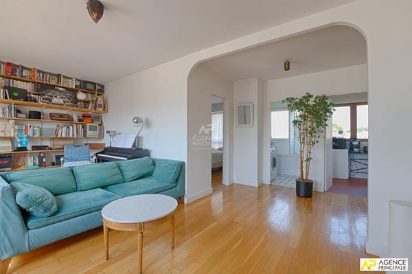 Versailles rive droite appartement 2 pièces 49 m 2 carrez avec cave et box en sus situé au 3 eme et dernier étage. €370 000 ** - Référence 26759