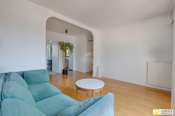 Versailles rive droite appartement 2 pièces 49 m 2 carrez avec cave et box en sus situé au 3 eme et dernier étage. €370 000 ** - Référence 26759