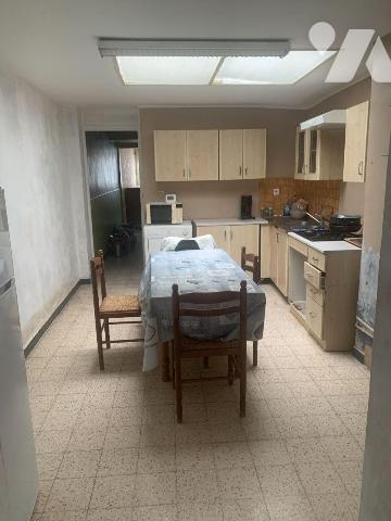 Maison de ville comprenant:
- Rez-de-chaussée: salon, salle à manger, cuisine aménagée, salle ...