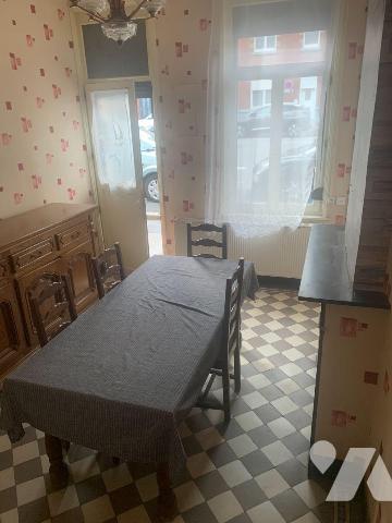 Maison de ville comprenant:
- Rez-de-chaussée: salon, salle à manger, cuisine aménagée, salle ...