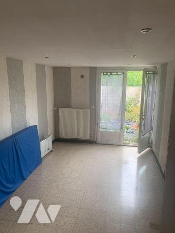 Maison de ville comprenant:
- Rez-de-chaussée: salon, salle à manger, cuisine aménagée, salle ...