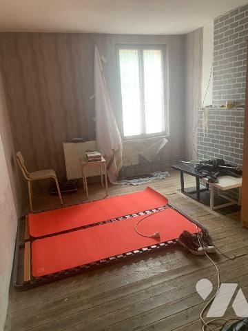 Maison de ville comprenant:
- Rez-de-chaussée: salon, salle à manger, cuisine aménagée, salle ...