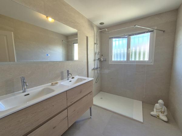 Villa 4 faces sur 815 m² de terrain