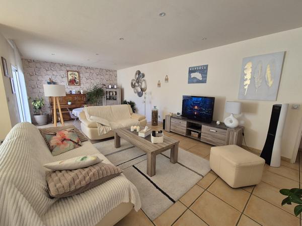 Villa 4 faces sur 815 m² de terrain