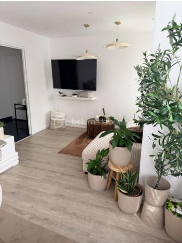 🏡 Vous recherchez un appartement moderne, élégant et prêt à poser vos valises ? Ne cherchez plus !

Découvrez ce magnifique appartement de 80 m², entièrement refait à neuf, offrant un intérieur soigné, chaleureux et décoré avec beaucoup de goût.

Dès l’entrée, vous serez séduit(e) par ses beaux volumes, sa luminosité et ses prestations modernes. Chaque espace a été pensé pour offrir confort et fonctionnalité, avec une décoration contemporaine et raffinée.

✨ Les +++ :

* 🏠 80 m² parfaitement agencés
* ✨ Entièrement rénové à neuf
* 🎨 Décoration moderne et élégante
* ☀️ Appartement lumineux
* 🛋️ Aucun travaux à prévoir
* ❤️ Un véritable coup de cœur, prêt à accueillir ses nouveaux propriétaires

📍 Un bien idéal aussi bien pour une résidence principale que pour un investissement.

Un appartement où l’on se sent immédiatement chez soi !

📞 Une visite s’impose pour découvrir tout son charme. Contactez-moi dès maintenant pour plus d’informations ou pour organiser une visite.