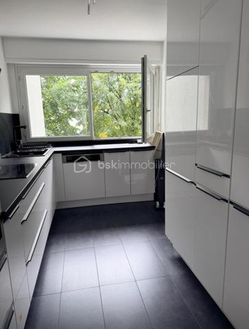 🏡 Vous recherchez un appartement moderne, élégant et prêt à poser vos valises ? Ne cherchez plus !

Découvrez ce magnifique appartement de 80 m², entièrement refait à neuf, offrant un intérieur soigné, chaleureux et décoré avec beaucoup de goût.

Dès l’entrée, vous serez séduit(e) par ses beaux volumes, sa luminosité et ses prestations modernes. Chaque espace a été pensé pour offrir confort et fonctionnalité, avec une décoration contemporaine et raffinée.

✨ Les +++ :

* 🏠 80 m² parfaitement agencés
* ✨ Entièrement rénové à neuf
* 🎨 Décoration moderne et élégante
* ☀️ Appartement lumineux
* 🛋️ Aucun travaux à prévoir
* ❤️ Un véritable coup de cœur, prêt à accueillir ses nouveaux propriétaires

📍 Un bien idéal aussi bien pour une résidence principale que pour un investissement.

Un appartement où l’on se sent immédiatement chez soi !

📞 Une visite s’impose pour découvrir tout son charme. Contactez-moi dès maintenant pour plus d’informations ou pour organiser une visite.
