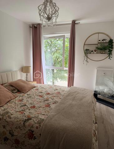 🏡 Vous recherchez un appartement moderne, élégant et prêt à poser vos valises ? Ne cherchez plus !

Découvrez ce magnifique appartement de 80 m², entièrement refait à neuf, offrant un intérieur soigné, chaleureux et décoré avec beaucoup de goût.

Dès l’entrée, vous serez séduit(e) par ses beaux volumes, sa luminosité et ses prestations modernes. Chaque espace a été pensé pour offrir confort et fonctionnalité, avec une décoration contemporaine et raffinée.

✨ Les +++ :

* 🏠 80 m² parfaitement agencés
* ✨ Entièrement rénové à neuf
* 🎨 Décoration moderne et élégante
* ☀️ Appartement lumineux
* 🛋️ Aucun travaux à prévoir
* ❤️ Un véritable coup de cœur, prêt à accueillir ses nouveaux propriétaires

📍 Un bien idéal aussi bien pour une résidence principale que pour un investissement.

Un appartement où l’on se sent immédiatement chez soi !

📞 Une visite s’impose pour découvrir tout son charme. Contactez-moi dès maintenant pour plus d’informations ou pour organiser une visite.