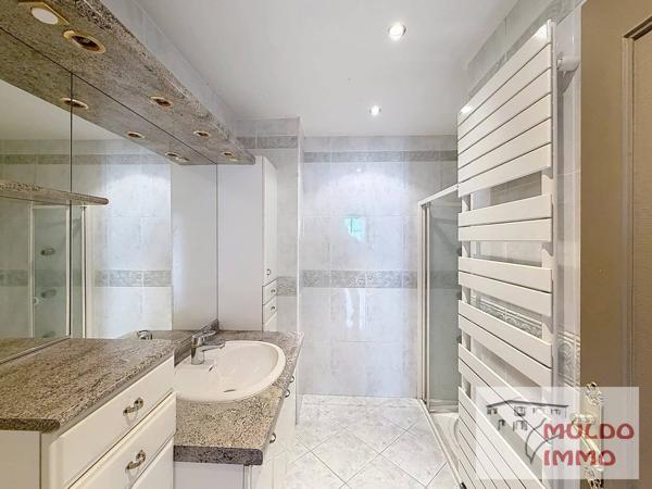 OYONNAX CENTRE – Maison 207 m² –  3 garages