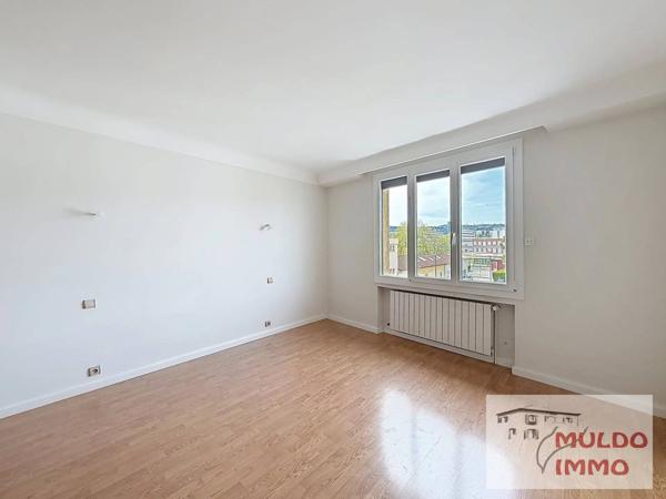 OYONNAX CENTRE – Maison 207 m² –  3 garages