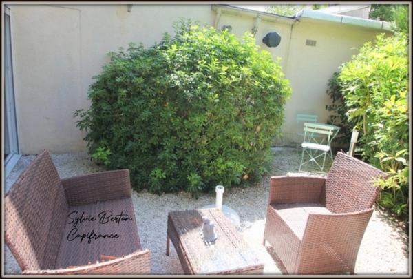 A vendre fonds de commerce - Institut de beauté - 102 m2 avec jardin intérieur proche gare RER