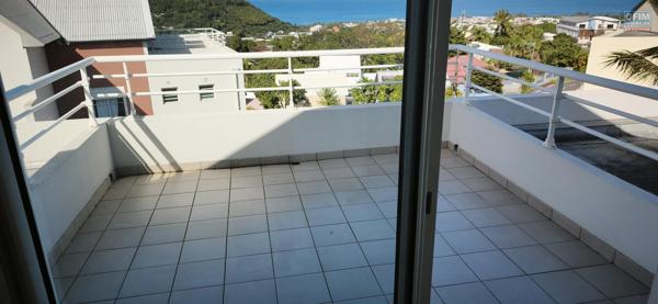 Beau studio avec vue mer et montagne