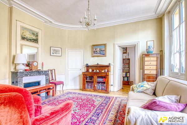 Versailles Saint-Louis Appartement 5 pièces 117.37 m² carrez situé au 1er étage d'un immeuble 18ème €985 000 ** - Référence 27234