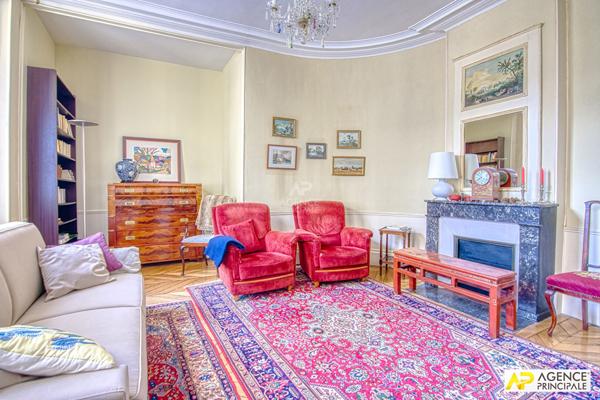 Versailles Saint-Louis Appartement 5 pièces 117.37 m² carrez situé au 1er étage d'un immeuble 18ème €985 000 ** - Référence 27234