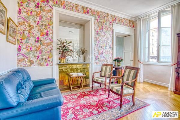 Versailles Saint-Louis Appartement 5 pièces 117.37 m² carrez situé au 1er étage d'un immeuble 18ème €985 000 ** - Référence 27234