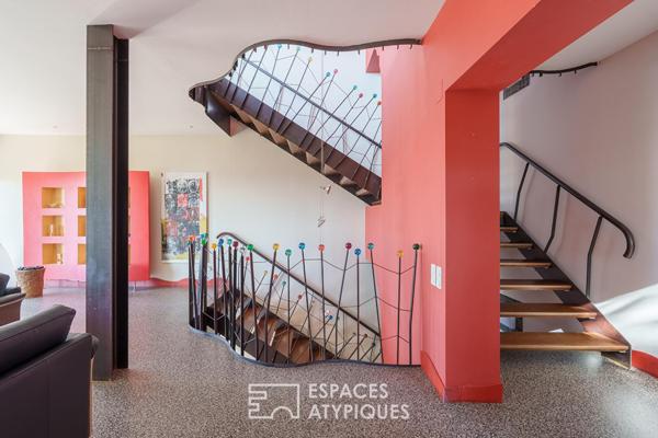 Maison au décor singulier et vue panoramique